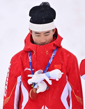 (260221) -- LIVIGNO, Feb. 21, 2026 -- Bronze medalist Li Tianma of China reacts during the awarding ceremony for freestyle skiing mixed team aerials at the Milan-Cortina 2026 Olympic Winter games, Winterspiele,Spiele, Summer games in Livigno, Italy, Feb. 21, 2026. ) (MICO2026)ITALY-LIVIGNO-OLYMPIC WINTER GAMES-FREESTYLE SKIING-MIXED TEAM AERIALS-FINAL ZhangxHongxiang 