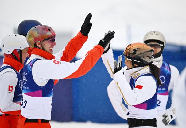 (260221) -- LIVIGNO, Feb. 21, 2026 -- Xu Mengtao (R) of China interacts with Pirmin Werner (2nd L) of Switzerland during the freestyle skiing mixed team aerials final 2 at the Milan-Cortina 2026 Olympic Winter games, Winterspiele,Spiele, Summer games in Livigno, Italy, Feb. 21, 2026. ) (MICO2026)ITALY-LIVIGNO-OLYMPIC WINTER GAMES-FREESTYLE SKIING-MIXED TEAM AERIALS-FINAL ZhangxHongxiang 