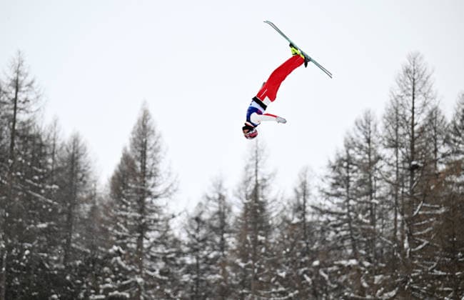 (260221) -- LIVIGNO, Feb. 21, 2026 -- Lewis Irving of Canada competes during the freestyle skiing mixed team aerials final 1 at the Milan-Cortina 2026 Olympic Winter games, Winterspiele,Spiele, Summer games in Livigno, Italy, Feb. 21, 2026. ) (MICO2026)ITALY-LIVIGNO-OLYMPIC WINTER GAMES-FREESTYLE SKIING-MIXED TEAM AERIALS-FINAL ZhangxHongxiang 