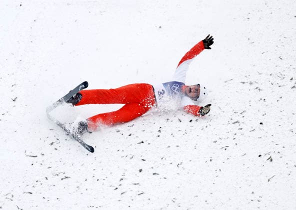 (260221) -- LIVIGNO, Feb. 21, 2026 -- Lina Kozomara of Switzerland falls onto the snow during the freestyle skiing mixed team aerials final 2 at the Milan-Cortina 2026 Olympic Winter games, Winterspiele,Spiele, Summer games in Livigno, Italy, Feb. 21, 2026. ) (MICO2026)ITALY-LIVIGNO-OLYMPIC WINTER GAMES-FREESTYLE SKIING-MIXED TEAM AERIALS-FINAL WangxPeng 