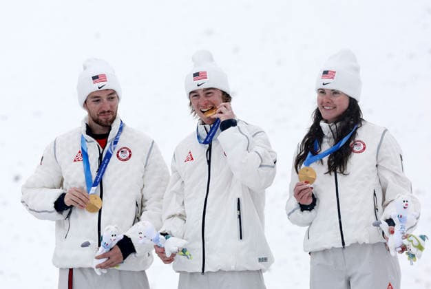 (260221) -- LIVIGNO, Feb. 21, 2026 -- Gold medalists Christopher Lillis, Connor Curran and Kaila (L to R) of the United States pose during the awarding ceremony for freestyle skiing mixed team aerials at the Milan-Cortina 2026 Olympic Winter games, Winterspiele,Spiele, Summer games in Livigno, Italy, Feb. 21, 2026. ) (MICO2026)ITALY-LIVIGNO-OLYMPIC WINTER GAMES-FREESTYLE SKIING-MIXED TEAM AERIALS-FINAL WangxPeng 