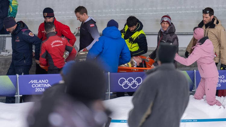 (260221) -- CORTINA D AMPEZZO, Feb. 21, 2026 -- Rescue workers and athletes of Austria carry injured athlete Jakob Mandlbauer during the Bobsleigh 4-man heat 2 at the 2026 Milan-Cortina Winter Olympics in Cortina D Ampezzo, Italy, Feb. 21, 2026. ) (MICO2026)ITALY-CORTINA D AMPEZZO-OLYMPIC Winter games, Winterspiele,Spiele, Summer games BOBSLEIGH-4-MAN FeixMaohua 