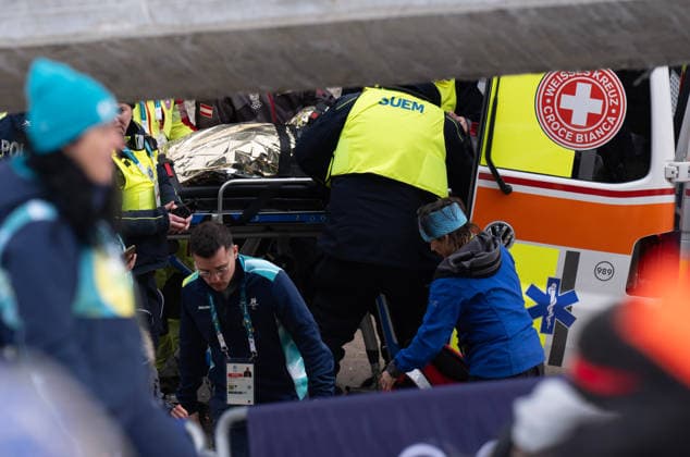 (260221) -- CORTINA D AMPEZZO, Feb. 21, 2026 -- Rescue workers lift Jakob Mandlbauer of Austria into an ambulance after his team s bobsleigh crashed during the Bobsleigh 4-man heat 2 at the 2026 Milan-Cortina Winter Olympics in Cortina D Ampezzo, Italy, Feb. 21, 2026. ) (MICO2026)ITALY-CORTINA D AMPEZZO-OLYMPIC Winter games, Winterspiele,Spiele, Summer games BOBSLEIGH-4-MAN FeixMaohua 