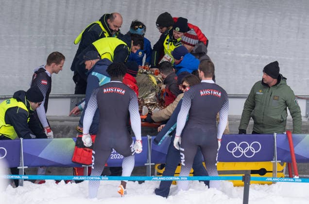 (260221) -- CORTINA D AMPEZZO, Feb. 21, 2026 -- Rescue workers and athletes of Austria carry injured athlete Jakob Mandlbauer during the Bobsleigh 4-man heat 2 at the 2026 Milan-Cortina Winter Olympics in Cortina D Ampezzo, Italy, Feb. 21, 2026. ) (MICO2026)ITALY-CORTINA D AMPEZZO-OLYMPIC Winter games, Winterspiele,Spiele, Summer games BOBSLEIGH-4-MAN FeixMaohua 