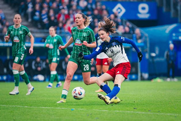 Google Pixel Frauen-Bundesliga: Hamburger SV vs. SV Werder Bremen, 21.02.2026 Lotta Wrede (Hamburger SV, 32) schießt; Fußball, Google Pixel Frauen-Bundesliga, 19. Spieltag: Hamburger SV vs. SV Werder Bremen am 21.02.2026 im Volksparkstadion, Hamburg DFB REGULATIONS PROHIBIT ANY USE OF PHOTOGRAPHS AS IMAGE SEQUENCES AND OR QUASI-VIDEO. Copyright: xBEAUTIFULxSPORTS Tonhäuserx