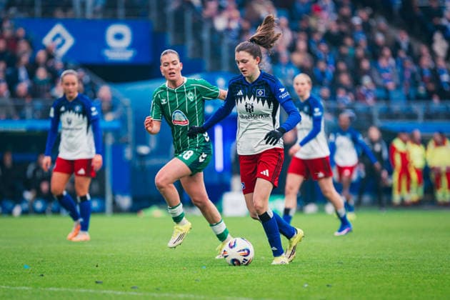 Google Pixel Frauen-Bundesliga: Hamburger SV vs. SV Werder Bremen, 21.02.2026 Lotta Wrede (Hamburger SV, 32) am Ball; Fußball, Google Pixel Frauen-Bundesliga, 19. Spieltag: Hamburger SV vs. SV Werder Bremen am 21.02.2026 im Volksparkstadion, Hamburg DFB REGULATIONS PROHIBIT ANY USE OF PHOTOGRAPHS AS IMAGE SEQUENCES AND OR QUASI-VIDEO. Copyright: xBEAUTIFULxSPORTS Tonhäuserx