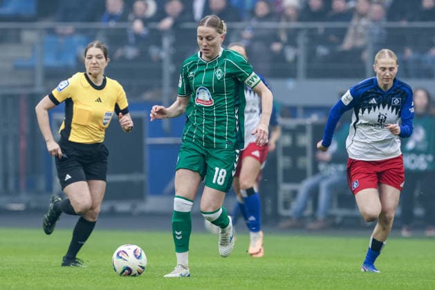 Lina Hausicke (SV Werder Bremen, 18) am Ball, Einzelbild, Ganzkörper, Aktion, Action, Spielszene, DIE DFB-RICHTLINIEN UNTERSAGEN JEGLICHE NUTZUNG VON FOTOS ALS SEQUENZBILDER UND ODER VIDEOÄHNLICHE FOTOSTRECKEN. DFB REGULATIONS PROHIBIT ANY USE OF PHOTOGRAPHS AS IMAGE SEQUENCES AND OR QUASI-VIDEO., 21.02.2026, Hamburg (Deutschland), Fussball, Google Pixel Frauen-Bundesliga, Hamburger SV - SV Werder Bremen