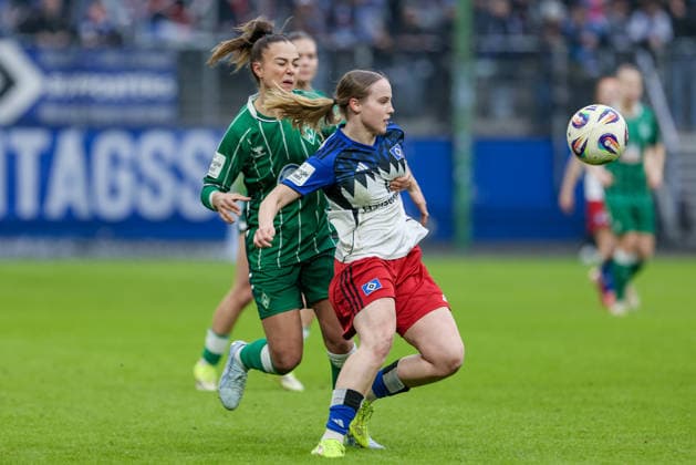 v.li.: Maja Sternad (SV Werder Bremen, 11) und Jonna Wrede (Hamburger SV, HSV, 26) im Zweikampf, Duell, Dynamik, Aktion, Action, Spielszene, DIE DFB-RICHTLINIEN UNTERSAGEN JEGLICHE NUTZUNG VON FOTOS ALS SEQUENZBILDER UND ODER VIDEOÄHNLICHE FOTOSTRECKEN. DFB REGULATIONS PROHIBIT ANY USE OF PHOTOGRAPHS AS IMAGE SEQUENCES AND OR QUASI-VIDEO., 21.02.2026, Hamburg (Deutschland), Fussball, Google Pixel Frauen-Bundesliga, Hamburger SV - SV Werder Bremen