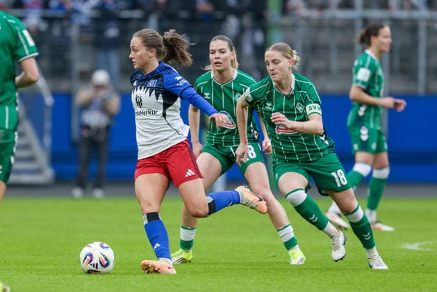 v.li.: Camilla Linberg (Hamburger SV, HSV, 47) und Lina Hausicke (SV Werder Bremen, 18) im Zweikampf, Duell, Dynamik, Aktion, Action, Spielszene, DIE DFB-RICHTLINIEN UNTERSAGEN JEGLICHE NUTZUNG VON FOTOS ALS SEQUENZBILDER UND ODER VIDEOÄHNLICHE FOTOSTRECKEN. DFB REGULATIONS PROHIBIT ANY USE OF PHOTOGRAPHS AS IMAGE SEQUENCES AND OR QUASI-VIDEO., 21.02.2026, Hamburg (Deutschland), Fussball, Google Pixel Frauen-Bundesliga, Hamburger SV - SV Werder Bremen