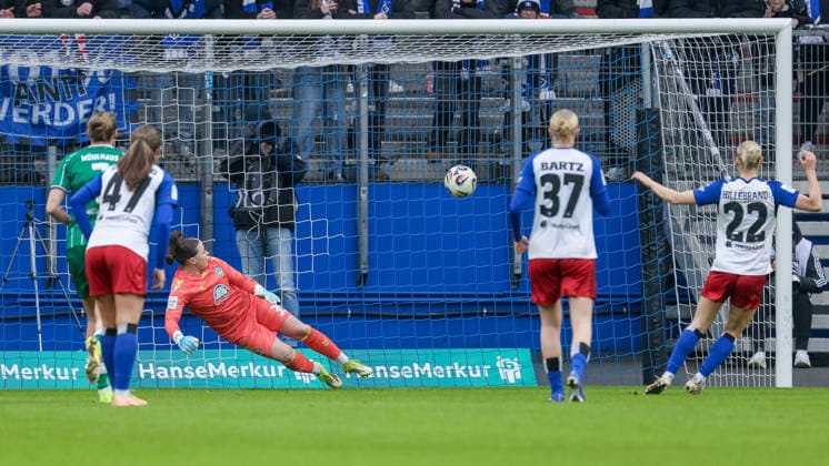 v.li.: Mariella El Sherif (Torhüterin, Torwart, SV Werder Bremen, 39) kann den Elfmeter, Strafstoß, von Torschützin Sophie Hillebrand (Hamburger SV, HSV, 22) nicht prarieren, Spielszene, Action, Aktion, das Tor zum 1:0, Treffer, Highlight, Torerfolg, DIE DFB-RICHTLINIEN UNTERSAGEN JEGLICHE NUTZUNG VON FOTOS ALS SEQUENZBILDER UND ODER VIDEOÄHNLICHE FOTOSTRECKEN. DFB REGULATIONS PROHIBIT ANY USE OF PHOTOGRAPHS AS IMAGE SEQUENCES AND OR QUASI-VIDEO., 21.02.2026, Hamburg (Deutschland), Fussball, Google Pixel Frauen-Bundesliga, Hamburger SV - SV Werder Bremen
