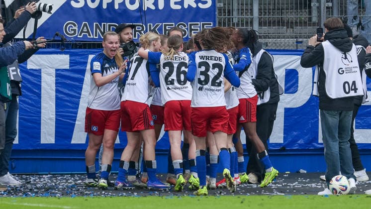 Spielerinnen vom Hamburger SV, HSV mit Torjubel, Jubel, jubeln, jubelt, optimistisch, Spielszene, Highlight, Freude über das Tor zum 1:0, DIE DFB-RICHTLINIEN UNTERSAGEN JEGLICHE NUTZUNG VON FOTOS ALS SEQUENZBILDER UND ODER VIDEOÄHNLICHE FOTOSTRECKEN. DFB REGULATIONS PROHIBIT ANY USE OF PHOTOGRAPHS AS IMAGE SEQUENCES AND OR QUASI-VIDEO., 21.02.2026, Hamburg (Deutschland), Fussball, Google Pixel Frauen-Bundesliga, Hamburger SV - SV Werder Bremen