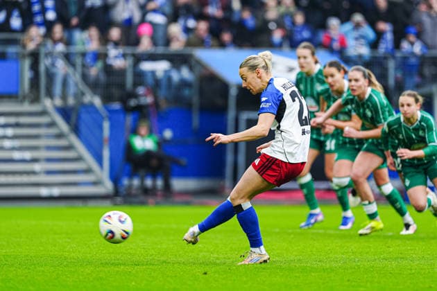Tor zum 1:0 per Elfmeter Strafstoss Sophie Hildebrand (Hamburger SV, 22) GER, Hamburger SV vs. SV Werder Bremen, Frauen, Fussball, 1. Bundesliga, Spieltag 19, Saison 2025 2026, 21.02.2026 GER, Hamburger SV vs. SV Werder Bremen, Frauen, Fussball, 1. Bundesliga, Spieltag 19, Saison 2025 2026, 21.02.2026 Hamburg Copyright: xEibner-Pressefoto MarcelxvonxFehrnx EP_MFN