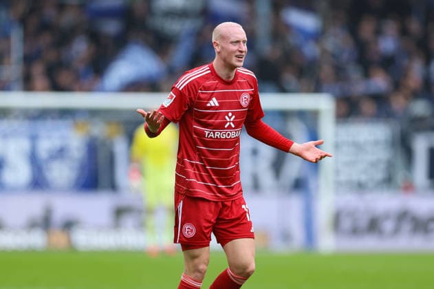 21.02.2026, Fussball 2. Bundesliga, SV Darmstadt 98 - Fortuna Düsseldorf, emonline, emspor, despor, v.l., Valgeir Lunddal (Fortuna Düsseldorf) gibt Anweisungen, gestikuliert, mit den Armen gestikulieren, gives instructions, gesticulate DFL DFB REGULATIONS PROHIBIT ANY USE OF PHOTOGRAPHS AS IMAGE SEQUENCES AND OR QUASI-VIDEO. xdcx
