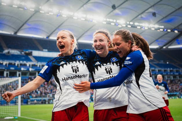 Google Pixel Frauen-Bundesliga: Hamburger SV vs. SV Werder Bremen, 21.02.2026 TOR, JUBEL zum 1:0 durch Sophie Hillebrand (Hamburger SV, 22) durch einen Elfmeter, hier noch Melanie Brunnthaler (Hamburger SV, 11) und Camilla Linberg (Hamburger SV, 47); Fußball, Google Pixel Frauen-Bundesliga, 19. Spieltag: Hamburger SV vs. SV Werder Bremen am 21.02.2026 im Volksparkstadion, Hamburg DFB REGULATIONS PROHIBIT ANY USE OF PHOTOGRAPHS AS IMAGE SEQUENCES AND OR QUASI-VIDEO. Copyright: xBEAUTIFULxSPORTS Tonhäuserx
