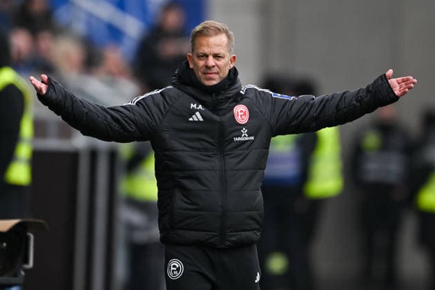 Markus Anfang (Fortuna Duesseldorf, Cheftrainer) gestikuliert, GER, SV Darmstadt 98 vs Fortuna Düsseldorf, Fussball, 2. Bundesliga, 23. Spieltag, Spielzeit 2025 2026, 21.02.2026. DFL regulations prohibit any use of photographs as image sequences and or quasi-video GER, SV Darmstadt 98 vs Fortuna Düsseldorf, Fussball, 2. Bundesliga, 23. Spieltag, Spielzeit 2025 2026, 21.02.2026. Darmstadt