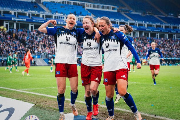 Google Pixel Frauen-Bundesliga: Hamburger SV vs. SV Werder Bremen, 21.02.2026 TOR, JUBEL zum 1:0 durch Sophie Hillebrand (Hamburger SV, 22) durch einen Elfmeter, hier noch Melanie Brunnthaler (Hamburger SV, 11) und Camilla Linberg (Hamburger SV, 47); Fußball, Google Pixel Frauen-Bundesliga, 19. Spieltag: Hamburger SV vs. SV Werder Bremen am 21.02.2026 im Volksparkstadion, Hamburg DFB REGULATIONS PROHIBIT ANY USE OF PHOTOGRAPHS AS IMAGE SEQUENCES AND OR QUASI-VIDEO. Copyright: xBEAUTIFULxSPORTS Tonhäuserx