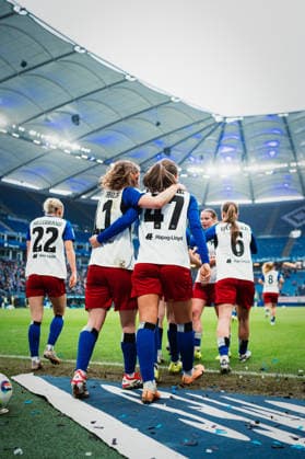 Google Pixel Frauen-Bundesliga: Hamburger SV vs. SV Werder Bremen, 21.02.2026 TOR, JUBEL zum 1:0 durch Sophie Hillebrand (Hamburger SV, 22) durch einen Elfmeter, hier noch Melanie Brunnthaler (Hamburger SV, 11) und Camilla Linberg (Hamburger SV, 47); Fußball, Google Pixel Frauen-Bundesliga, 19. Spieltag: Hamburger SV vs. SV Werder Bremen am 21.02.2026 im Volksparkstadion, Hamburg DFB REGULATIONS PROHIBIT ANY USE OF PHOTOGRAPHS AS IMAGE SEQUENCES AND OR QUASI-VIDEO. Copyright: xBEAUTIFULxSPORTS Tonhäuserx