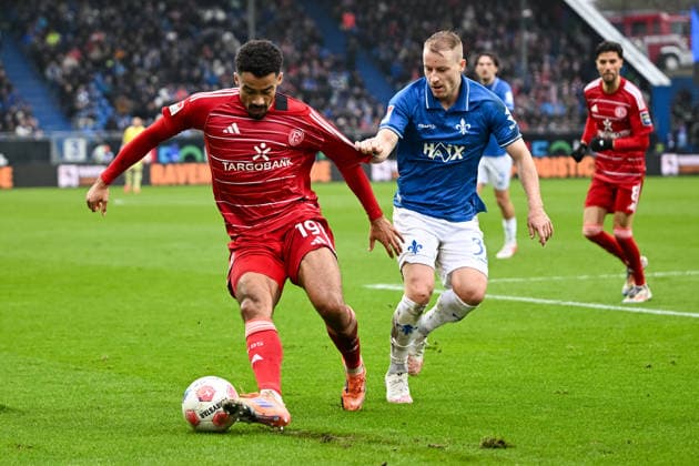 Emmanuel Iyoha (Fortuna Duesseldorf, 19) im Zweikampf mit Fabian Holland (SV Darmstadt 1898, 32), GER, SV Darmstadt 98 vs Fortuna Düsseldorf, Fussball, 2. Bundesliga, 23. Spieltag, Spielzeit 2025 2026, 21.02.2026. DFL regulations prohibit any use of photographs as image sequences and or quasi-video GER, SV Darmstadt 98 vs Fortuna Düsseldorf, Fussball, 2. Bundesliga, 23. Spieltag, Spielzeit 2025 2026, 21.02.2026. Darmstadt