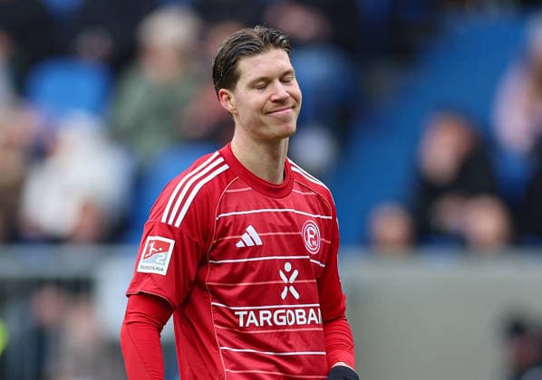 21.02.2026, Fussball 2. Bundesliga, SV Darmstadt 98 - Fortuna Düsseldorf, emonline, emspor, despor, v.l., Cedric Itten (Fortuna Düsseldorf) enttaeuscht, enttaeuscht schauend, dissapointed, traurig, frustiert, frust, gefrustet, frustrated DFL DFB REGULATIONS PROHIBIT ANY USE OF PHOTOGRAPHS AS IMAGE SEQUENCES AND OR QUASI-VIDEO. xdcx
