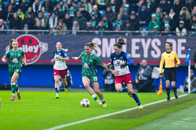 Juliane Wirtz (SV Werder Bremen, 28), Lotta Wrede (Hamburger SV, 32) GER, Hamburger SV vs. SV Werder Bremen, Frauen, Fussball, 1. Bundesliga, Spieltag 19, Saison 2025 2026, 21.02.2026 GER, Hamburger SV vs. SV Werder Bremen, Frauen, Fussball, 1. Bundesliga, Spieltag 19, Saison 2025 2026, 21.02.2026 Hamburg Copyright: xEibner-Pressefoto MarcelxvonxFehrnx EP_MFN