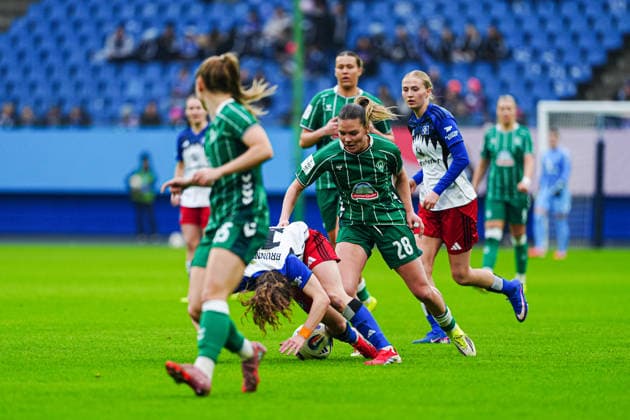 Melanie Brunnthaler (Hamburger SV, 11), Juliane Wirtz (SV Werder Bremen, 28) GER, Hamburger SV vs. SV Werder Bremen, Frauen, Fussball, 1. Bundesliga, Spieltag 19, Saison 2025 2026, 21.02.2026 GER, Hamburger SV vs. SV Werder Bremen, Frauen, Fussball, 1. Bundesliga, Spieltag 19, Saison 2025 2026, 21.02.2026 Hamburg Copyright: xEibner-Pressefoto MarcelxvonxFehrnx EP_MFN