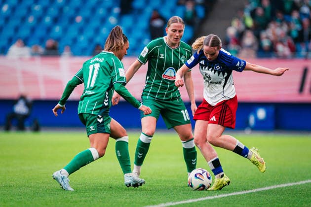 Google Pixel Frauen-Bundesliga: Hamburger SV vs. SV Werder Bremen, 21.02.2026 Jonna Wrede (Hamburger SV, 26) gegen Lina Hausicke (SV Werder Bremen, 18) und Maja Sternad (SV Werder Bremen, 11); Fußball, Google Pixel Frauen-Bundesliga, 19. Spieltag: Hamburger SV vs. SV Werder Bremen am 21.02.2026 im Volksparkstadion, Hamburg DFB REGULATIONS PROHIBIT ANY USE OF PHOTOGRAPHS AS IMAGE SEQUENCES AND OR QUASI-VIDEO. Copyright: xBEAUTIFULxSPORTS Tonhäuserx