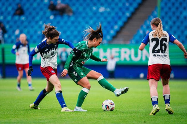 Google Pixel Frauen-Bundesliga: Hamburger SV vs. SV Werder Bremen, 21.02.2026 Maja Sternad (SV Werder Bremen, 11) gegen Lotta Wrede (Hamburger SV, 32); Fußball, Google Pixel Frauen-Bundesliga, 19. Spieltag: Hamburger SV vs. SV Werder Bremen am 21.02.2026 im Volksparkstadion, Hamburg DFB REGULATIONS PROHIBIT ANY USE OF PHOTOGRAPHS AS IMAGE SEQUENCES AND OR QUASI-VIDEO. Copyright: xBEAUTIFULxSPORTS Tonhäuserx