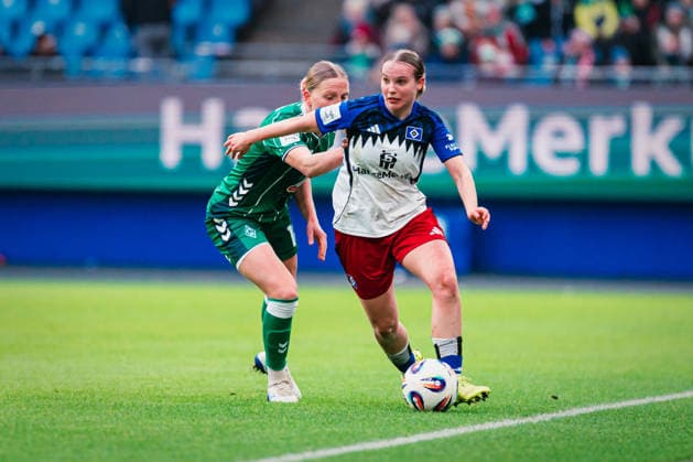 Google Pixel Frauen-Bundesliga: Hamburger SV vs. SV Werder Bremen, 21.02.2026 Jonna Wrede (Hamburger SV, 26) geht an Lina Hausicke (SV Werder Bremen, 18) vorbei; Fußball, Google Pixel Frauen-Bundesliga, 19. Spieltag: Hamburger SV vs. SV Werder Bremen am 21.02.2026 im Volksparkstadion, Hamburg DFB REGULATIONS PROHIBIT ANY USE OF PHOTOGRAPHS AS IMAGE SEQUENCES AND OR QUASI-VIDEO. Copyright: xBEAUTIFULxSPORTS Tonhäuserx