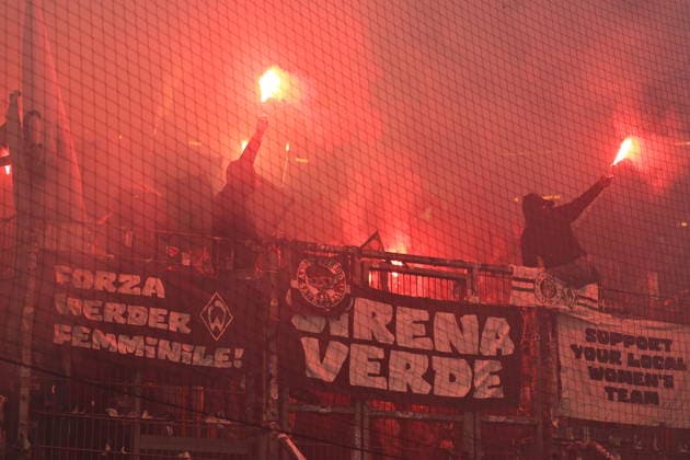 Deutschland: Google Pixel Frauen-Bundesliga 2025 26 SV Werder Bremen Frauen vs. Hamburger Sv 19. Spieltag 21.02.2026 Volksparkstadion (Hamburg, Deutschland) Pyrotechnik, Pyro von den Werder Bremen Fans Copyright: xSümeyyexAkcöltekinx