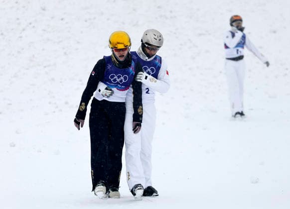 (260221) -- LIVIGNO, Feb. 21, 2026 -- Wang Xindi (C) of China comforts teammate Li Tianma (L) at the freestyle skiing mixed team aerials final 2 at the Milan-Cortina 2026 Olympic Winter games, Winterspiele,Spiele, Summer games in Livigno, Italy, Feb. 21, 2026. ) (MICO2026)ITALY-LIVIGNO-OLYMPIC WINTER GAMES-FREESTYLE SKIING-MIXED TEAM AERIALS-FINAL WangxPeng 