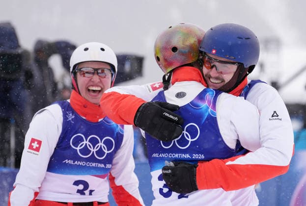 (260221) -- LIVIGNO, Feb. 21, 2026 -- Noe Roth (R), Pirmin Werner (C) and Lina Kozomara of Switzerland celebrate after the freestyle skiing mixed team aerials final 2 at the Milan-Cortina 2026 Olympic Winter games, Winterspiele,Spiele, Summer games in Livigno, Italy, Feb. 21, 2026. ) (MICO2026)ITALY-LIVIGNO-OLYMPIC WINTER GAMES-FREESTYLE SKIING-MIXED TEAM AERIALS-FINAL HuxChao 