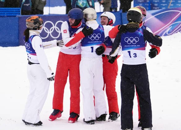 (260221) -- LIVIGNO, Feb. 21, 2026 -- Team China greet with team Switzerland after the freestyle skiing mixed team aerials final 1 at the Milan-Cortina 2026 Olympic Winter games, Winterspiele,Spiele, Summer games in Livigno, Italy, Feb. 21, 2026. ) (MICO2026)ITALY-LIVIGNO-OLYMPIC WINTER GAMES-FREESTYLE SKIING-MIXED TEAM AERIALS-FINAL HuxChao 