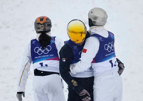 (260221) -- LIVIGNO, Feb. 21, 2026 -- Wang Xindi (R) and Xu Mengtao (L) of China comforts teammate Li Tianma at the freestyle skiing mixed team aerials final 2 at the Milan-Cortina 2026 Olympic Winter games, Winterspiele,Spiele, Summer games in Livigno, Italy, Feb. 21, 2026. ) (MICO2026)ITALY-LIVIGNO-OLYMPIC WINTER GAMES-FREESTYLE SKIING-MIXED TEAM AERIALS-FINAL WangxPeng 