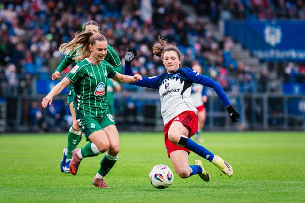 Google Pixel Frauen-Bundesliga: Hamburger SV vs. SV Werder Bremen, 21.02.2026 Lotta Wrede (Hamburger SV, 32) gegen Michelle Weiß (SV Werder Bremen, 15); Fußball, Google Pixel Frauen-Bundesliga, 19. Spieltag: Hamburger SV vs. SV Werder Bremen am 21.02.2026 im Volksparkstadion, Hamburg DFB REGULATIONS PROHIBIT ANY USE OF PHOTOGRAPHS AS IMAGE SEQUENCES AND OR QUASI-VIDEO. Copyright: xBEAUTIFULxSPORTS Tonhäuserx
