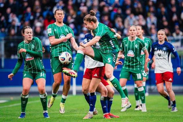 Google Pixel Frauen-Bundesliga: Hamburger SV vs. SV Werder Bremen, 21.02.2026 Michelle Ulbrich (SV Werder Bremen, 5) wird von Melanie Brunnthaler (Hamburger SV, 11) gefoult; Fußball, Google Pixel Frauen-Bundesliga, 19. Spieltag: Hamburger SV vs. SV Werder Bremen am 21.02.2026 im Volksparkstadion, Hamburg DFB REGULATIONS PROHIBIT ANY USE OF PHOTOGRAPHS AS IMAGE SEQUENCES AND OR QUASI-VIDEO. Copyright: xBEAUTIFULxSPORTS Tonhäuserx