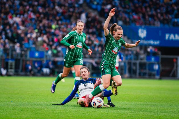 Google Pixel Frauen-Bundesliga: Hamburger SV vs. SV Werder Bremen, 21.02.2026 Lotta Wrede (Hamburger SV, 32) gegen Michelle Weiß (SV Werder Bremen, 15); Fußball, Google Pixel Frauen-Bundesliga, 19. Spieltag: Hamburger SV vs. SV Werder Bremen am 21.02.2026 im Volksparkstadion, Hamburg DFB REGULATIONS PROHIBIT ANY USE OF PHOTOGRAPHS AS IMAGE SEQUENCES AND OR QUASI-VIDEO. Copyright: xBEAUTIFULxSPORTS Tonhäuserx