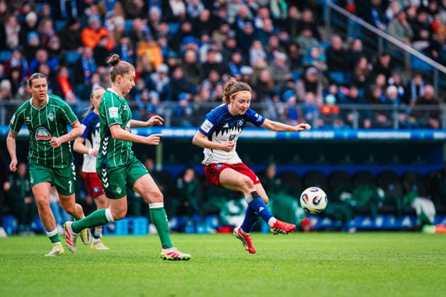 Google Pixel Frauen-Bundesliga: Hamburger SV vs. SV Werder Bremen, 21.02.2026 Melanie Brunnthaler (Hamburger SV, 11) spielt den Ball; Fußball, Google Pixel Frauen-Bundesliga, 19. Spieltag: Hamburger SV vs. SV Werder Bremen am 21.02.2026 im Volksparkstadion, Hamburg DFB REGULATIONS PROHIBIT ANY USE OF PHOTOGRAPHS AS IMAGE SEQUENCES AND OR QUASI-VIDEO. Copyright: xBEAUTIFULxSPORTS Tonhäuserx