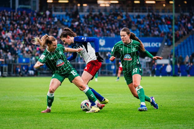 Google Pixel Frauen-Bundesliga: Hamburger SV vs. SV Werder Bremen, 21.02.2026 Lotta Wrede (Hamburger SV, 32) gegen Michelle Weiß (SV Werder Bremen, 15); Fußball, Google Pixel Frauen-Bundesliga, 19. Spieltag: Hamburger SV vs. SV Werder Bremen am 21.02.2026 im Volksparkstadion, Hamburg DFB REGULATIONS PROHIBIT ANY USE OF PHOTOGRAPHS AS IMAGE SEQUENCES AND OR QUASI-VIDEO. Copyright: xBEAUTIFULxSPORTS Tonhäuserx