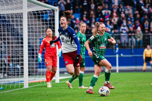 Google Pixel Frauen-Bundesliga: Hamburger SV vs. SV Werder Bremen, 21.02.2026 Juliane Wirtz (SV Werder Bremen, 28) foult Lotta Wrede (Hamburger SV, 32) zum Elfmeter; Fußball, Google Pixel Frauen-Bundesliga, 19. Spieltag: Hamburger SV vs. SV Werder Bremen am 21.02.2026 im Volksparkstadion, Hamburg DFB REGULATIONS PROHIBIT ANY USE OF PHOTOGRAPHS AS IMAGE SEQUENCES AND OR QUASI-VIDEO. Copyright: xBEAUTIFULxSPORTS Tonhäuserx