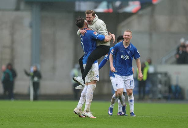 21.02.2026, Fussball 2. Bundesliga, SV Darmstadt 98 - Fortuna Düsseldorf, emonline, emspor, despor, v.l., Trainer Florian Kohfeldt (SV Darmstadt 98) jubelnd bejubelt jubelt jubeln mit Matej Maglica (SV Darmstadt 98) DFL DFB REGULATIONS PROHIBIT ANY USE OF PHOTOGRAPHS AS IMAGE SEQUENCES AND OR QUASI-VIDEO. xdcx