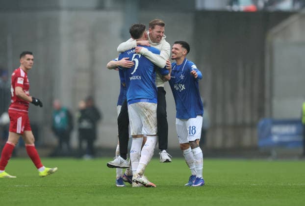 21.02.2026, Fussball 2. Bundesliga, SV Darmstadt 98 - Fortuna Düsseldorf, emonline, emspor, despor, v.l., Trainer Florian Kohfeldt (SV Darmstadt 98) jubelnd bejubelt jubelt jubeln mit Matej Maglica (SV Darmstadt 98), Raoul Petretta (SV Darmstadt 98) DFL DFB REGULATIONS PROHIBIT ANY USE OF PHOTOGRAPHS AS IMAGE SEQUENCES AND OR QUASI-VIDEO. xdcx
