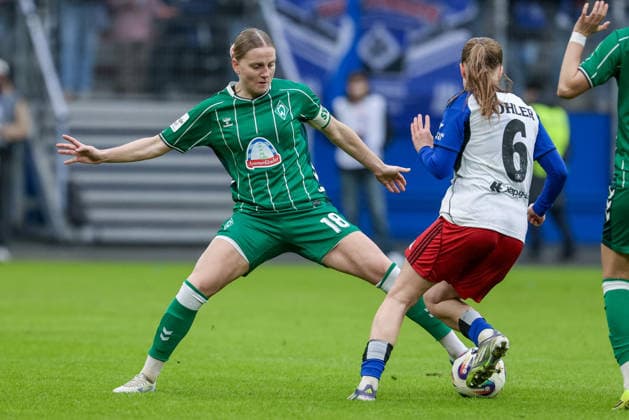 v.li.: Lina Hausicke (SV Werder Bremen, 18) und Annaleen Böhler (Hamburger SV, HSV, 6) im Zweikampf, Duell, Dynamik, Aktion, Action, Spielszene, DIE DFB-RICHTLINIEN UNTERSAGEN JEGLICHE NUTZUNG VON FOTOS ALS SEQUENZBILDER UND ODER VIDEOÄHNLICHE FOTOSTRECKEN. DFB REGULATIONS PROHIBIT ANY USE OF PHOTOGRAPHS AS IMAGE SEQUENCES AND OR QUASI-VIDEO., 21.02.2026, Hamburg (Deutschland), Fussball, Google Pixel Frauen-Bundesliga, Hamburger SV - SV Werder Bremen