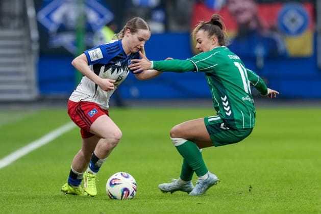 v.li.: Jonna Wrede (Hamburger SV, HSV, 26) und Maja Sternad (SV Werder Bremen, 11) im Zweikampf, Duell, Dynamik, Aktion, Action, Spielszene, DIE DFB-RICHTLINIEN UNTERSAGEN JEGLICHE NUTZUNG VON FOTOS ALS SEQUENZBILDER UND ODER VIDEOÄHNLICHE FOTOSTRECKEN. DFB REGULATIONS PROHIBIT ANY USE OF PHOTOGRAPHS AS IMAGE SEQUENCES AND OR QUASI-VIDEO., 21.02.2026, Hamburg (Deutschland), Fussball, Google Pixel Frauen-Bundesliga, Hamburger SV - SV Werder Bremen