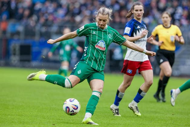 Medina Desic (SV Werder Bremen, 9) beim Torschuss, schießt auf das Tor, am Ball, Aktion, Action, Spielszene,, DIE DFB-RICHTLINIEN UNTERSAGEN JEGLICHE NUTZUNG VON FOTOS ALS SEQUENZBILDER UND ODER VIDEOÄHNLICHE FOTOSTRECKEN. DFB REGULATIONS PROHIBIT ANY USE OF PHOTOGRAPHS AS IMAGE SEQUENCES AND OR QUASI-VIDEO., 21.02.2026, Hamburg (Deutschland), Fussball, Google Pixel Frauen-Bundesliga, Hamburger SV - SV Werder Bremen