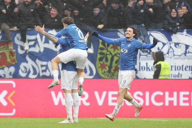 21.02.2026, xtvx, Fussball 2.Bundesliga, SV Darmstadt 98 - Fortuna Duesseldorf v.l. Goal scored, Tor zum 2:1 Matej Maglica (SV Darmstadt 98) Torjubel, Goal celebration, celebrate the goal, celebrates scoring Matej Maglica (SV Darmstadt 98) Luca Marseiler (SV Darmstadt 98) Fraser Hornby (SV Darmstadt 98) (DFL DFB REGULATIONS PROHIBIT ANY USE OF PHOTOGRAPHS as IMAGE SEQUENCES and or QUASI-VIDEO) Darmstadt