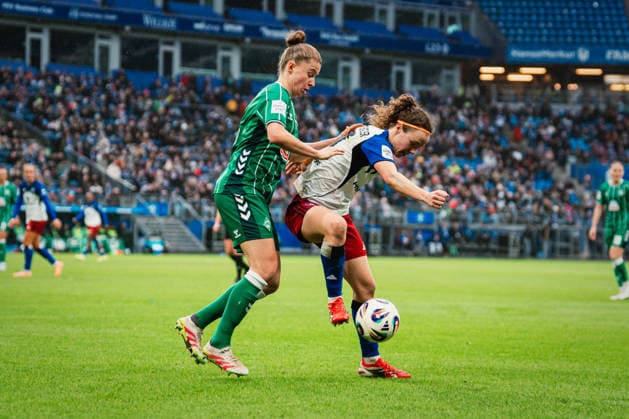 Google Pixel Frauen-Bundesliga: Hamburger SV vs. SV Werder Bremen, 21.02.2026 Melanie Brunnthaler (Hamburger SV, 11) gegen Michelle Ulbrich (SV Werder Bremen, 5); Fußball, Google Pixel Frauen-Bundesliga, 19. Spieltag: Hamburger SV vs. SV Werder Bremen am 21.02.2026 im Volksparkstadion, Hamburg DFB REGULATIONS PROHIBIT ANY USE OF PHOTOGRAPHS AS IMAGE SEQUENCES AND OR QUASI-VIDEO. Copyright: xBEAUTIFULxSPORTS Tonhäuserx