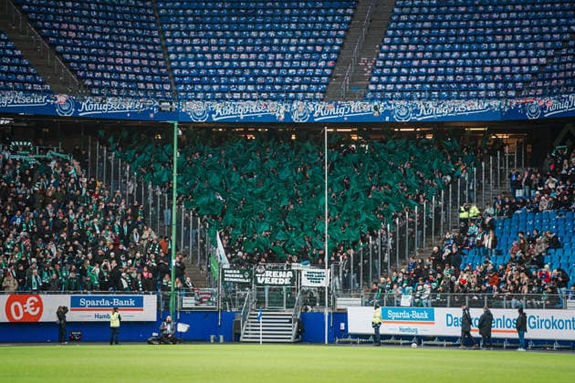 Google Pixel Frauen-Bundesliga: Hamburger SV vs. SV Werder Bremen, 21.02.2026 SV Werder Bremen Fans mit Choreografie; Fußball, Google Pixel Frauen-Bundesliga, 19. Spieltag: Hamburger SV vs. SV Werder Bremen am 21.02.2026 im Volksparkstadion, Hamburg DFB REGULATIONS PROHIBIT ANY USE OF PHOTOGRAPHS AS IMAGE SEQUENCES AND OR QUASI-VIDEO. Copyright: xBEAUTIFULxSPORTS Tonhäuserx