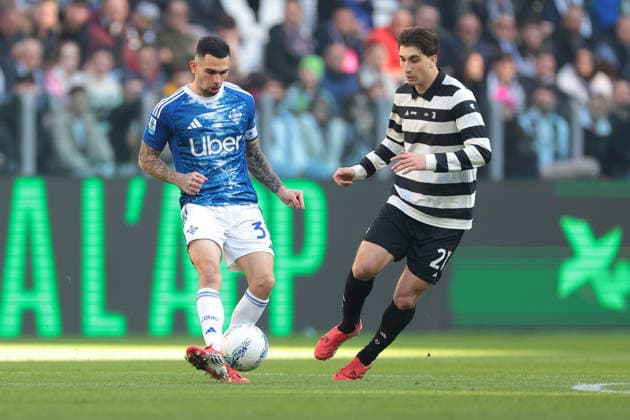 Turin, Italy, 21st February 2026. Lucas Da Cunha of Como 1907 and Fabio Miretti of Juventus during the Juventus vs Como 1907 Serie A match at Allianz Stadium, Turin. Picture credit should read: Jonathan Moscrop Sportimage EDITORIAL USE ONLY. No use with unauthorised audio, video, data, fixture lists, club league logos or live services. Online in-match use limited to 120 images, no video emulation. No use in betting, games or single club league player publications. SPI_002_JUVE_COMO SPI-4528-0002