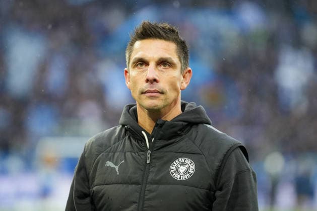 Fussball: 2. Bundesliga, 23. Spieltag, Karlsruher SC - Holstein Kiel am 21.02.2026 in Karlsruhe (BBBank Wildpark), Deutschland, Saison 2025 2026: DFB DFL REGULATIONS PROHIBIT ANY USE OF PHOTOGRAPHS as IMAGE SEQUENCES and or QUASI-VIDEO: Marcel Rapp (Cheftrainer KSV) im Fokus. Karlsruhe BBBank Wildpark Deutschland *** Soccer 2 Bundesliga, Matchday 23, Karlsruher SC Holstein Kiel on 21 02 2026 in Karlsruhe BBBank Wildpark , Germany, Season 2025 2026 DFB DFL REGULATIONS PROHIBIT ANY USE OF PHOTOGRAPHS as IMAGE SEQUENCES and or QUASI VIDEO Marcel Rapp Head coach KSV in focus Karlsruhe BBBank Wildpark Germany Copyright: xChristophxKinzingerx
