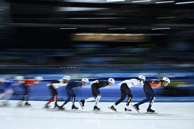 Dutch Jorrit Bergsma and Belgian speed skater Indra Medard pictured in action during the semifinals of the mass start men Speed skating, Eisschnelllauf at the Milano Cortina 2026 Olympic Winter games, Winterspiele,Spiele, Summer games on Saturday 21 February 2026 in Milan, Italy. The XXV Winter Olympics take place from 6 to 22 February 2026 in Italy. JASPERxJACOBS  x164414422x